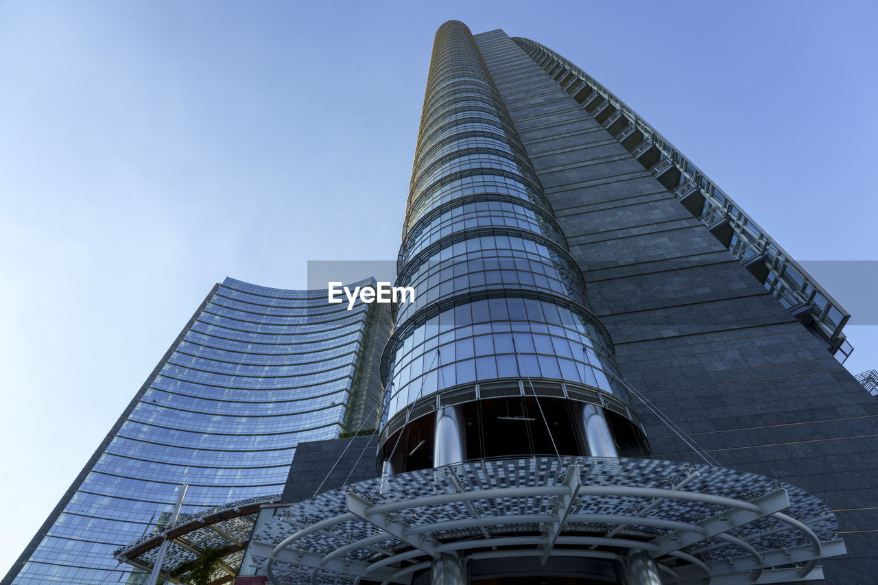 LOW ANGLE VIEW OF MODERN BUILDING AGAINST SKY IN CITY