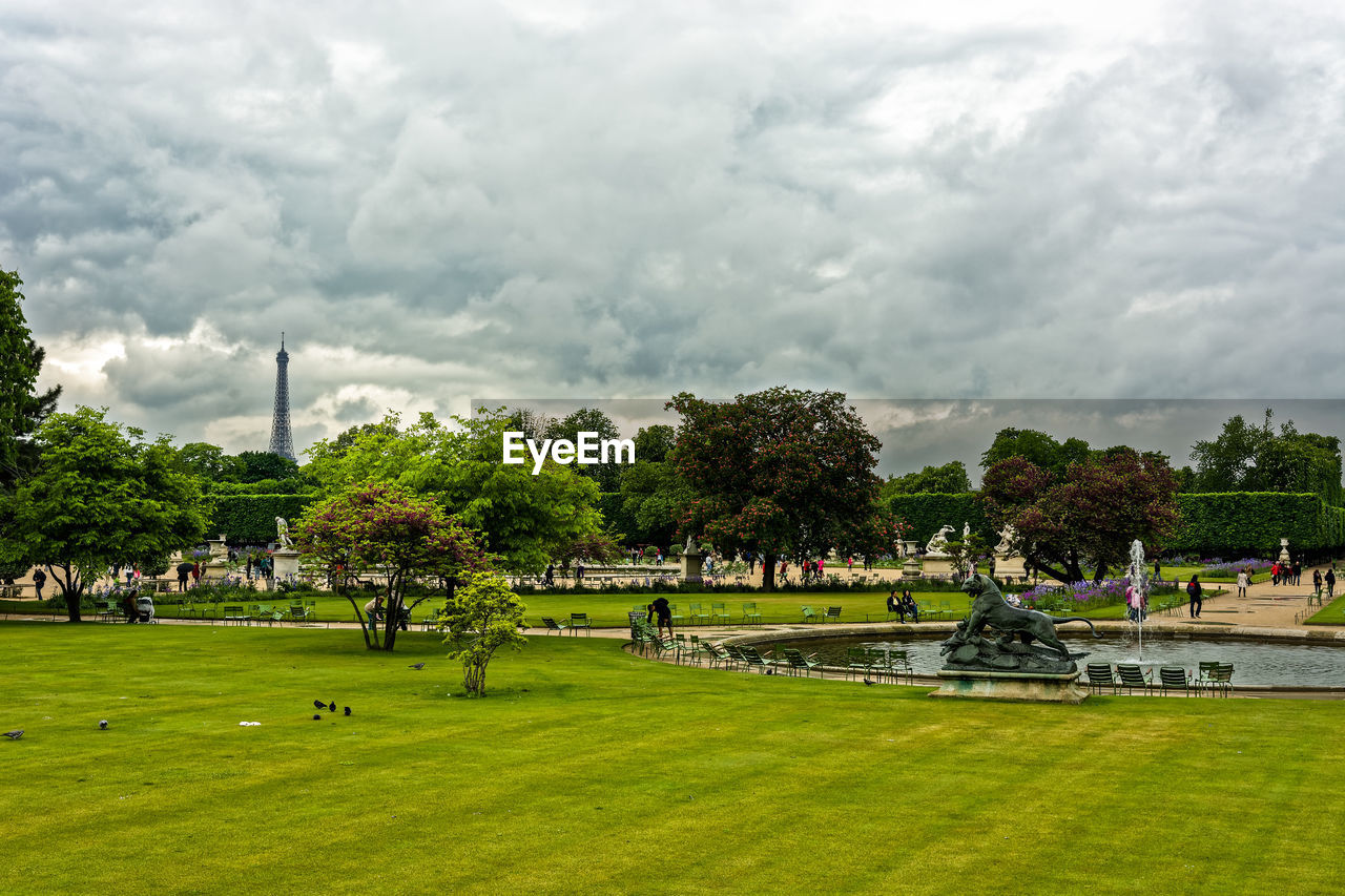 Scenic view of grassy field against cloudy sky
