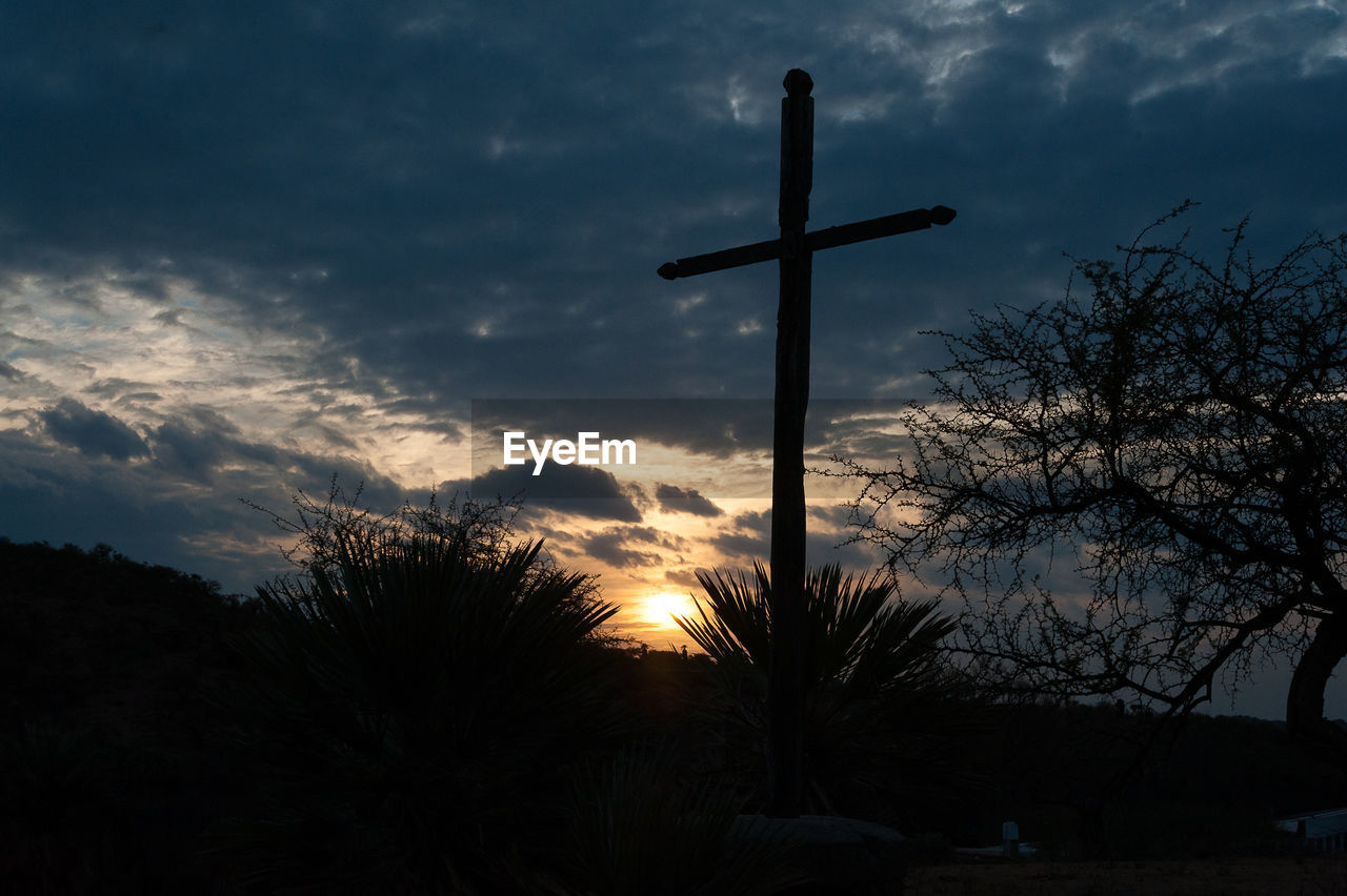 LOW ANGLE VIEW OF SILHOUETTE CROSS AGAINST SKY AT SUNSET