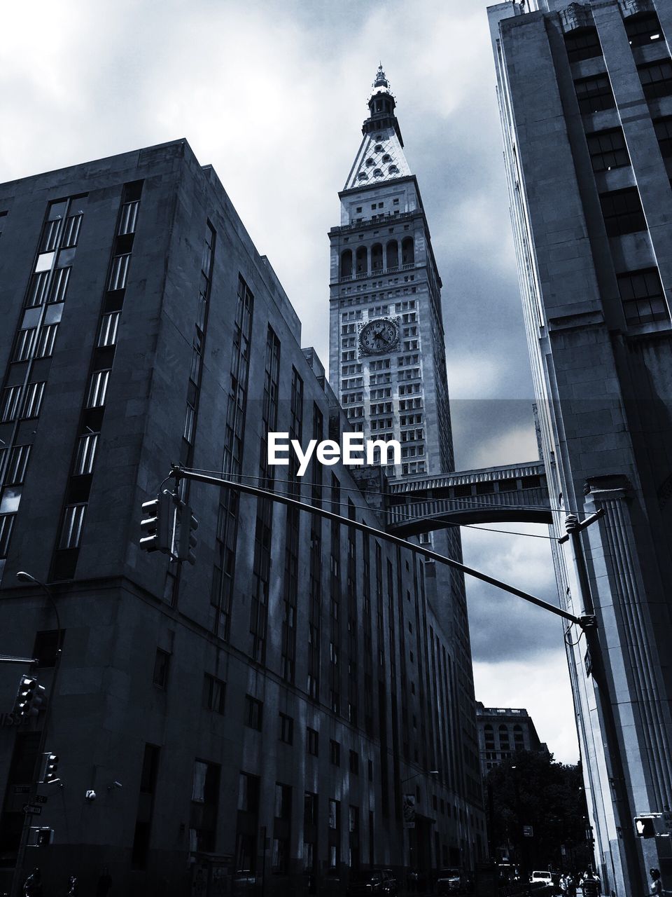 LOW ANGLE VIEW OF MODERN BUILDINGS AGAINST SKY