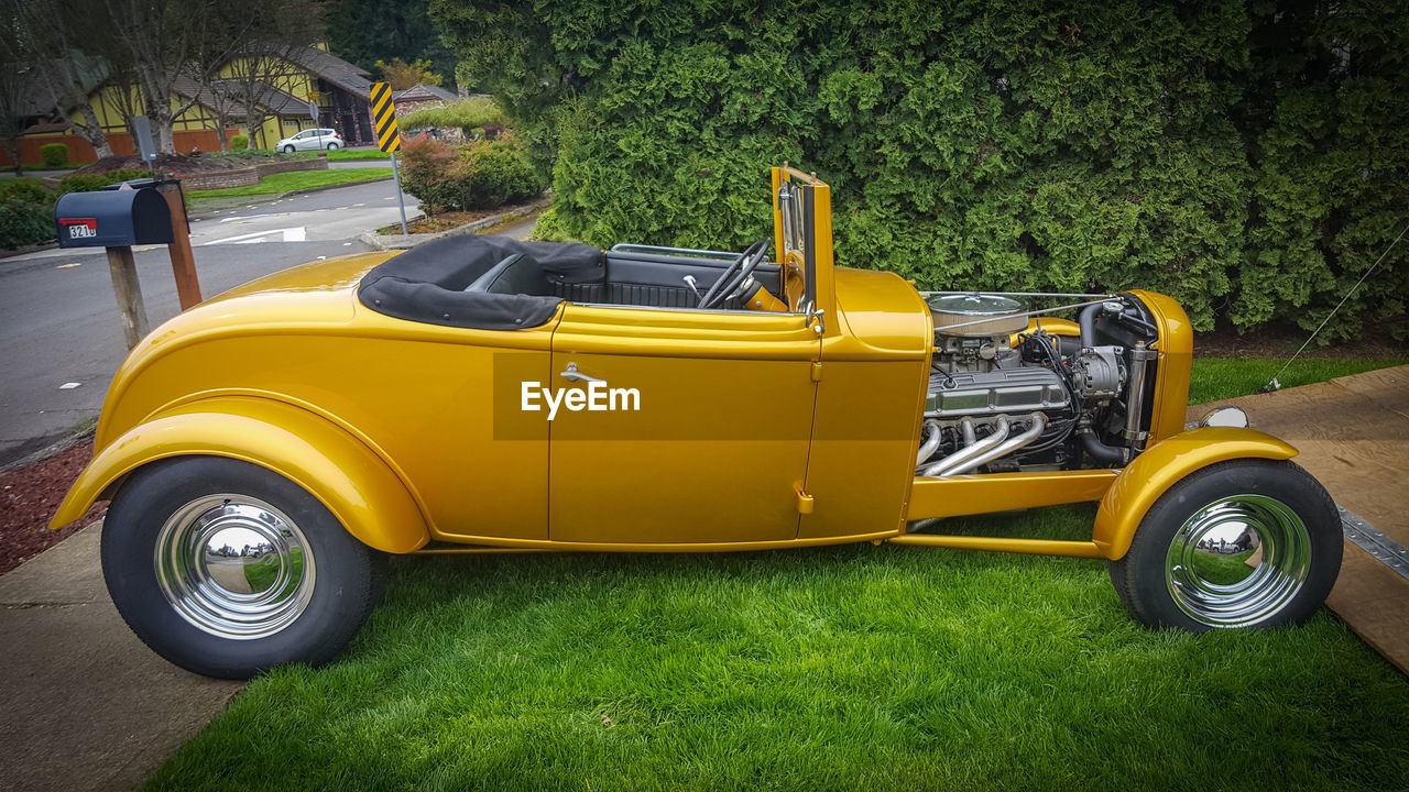 VINTAGE CAR ON ROAD