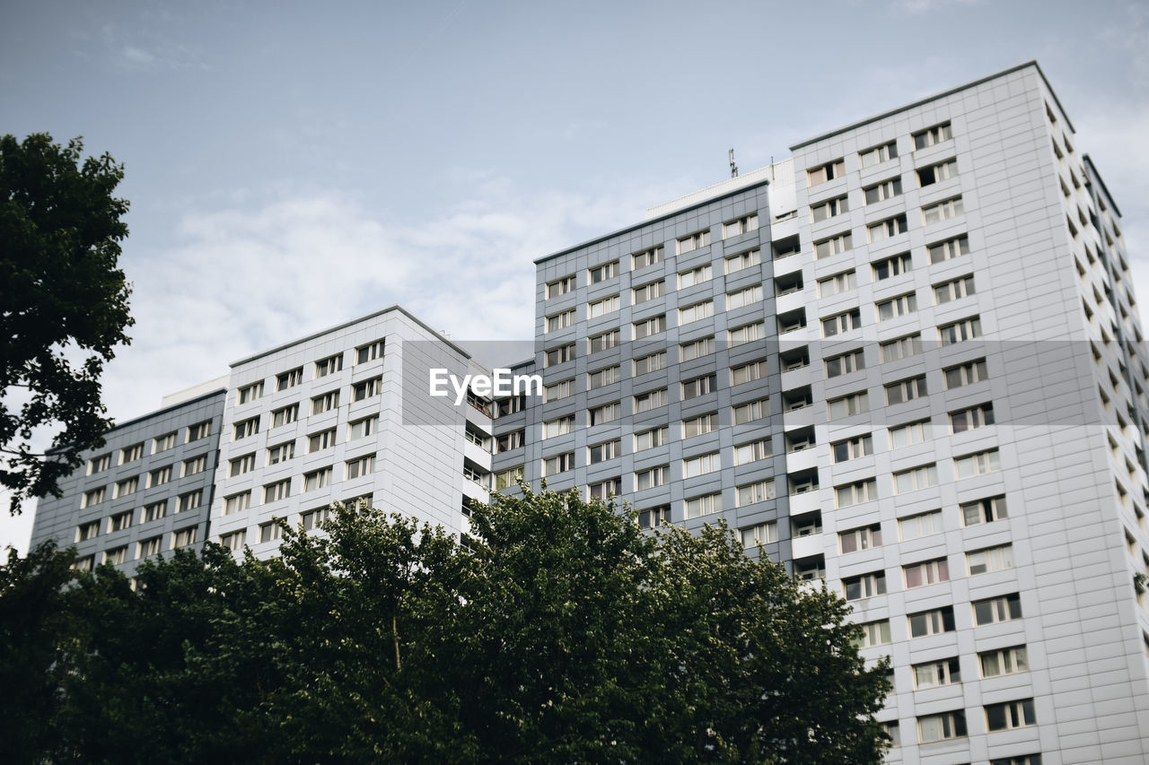 LOW ANGLE VIEW OF RESIDENTIAL BUILDING AGAINST SKY