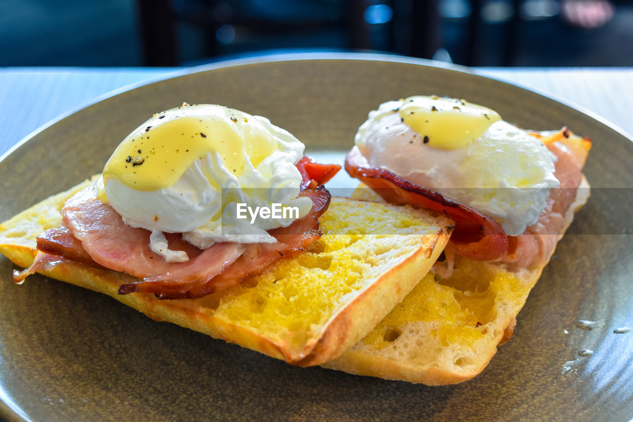 CLOSE-UP OF BREAKFAST SERVED WITH BREAD IN PLATE