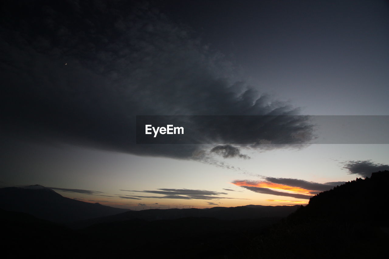 SCENIC VIEW OF SILHOUETTE MOUNTAIN AGAINST SKY AT NIGHT