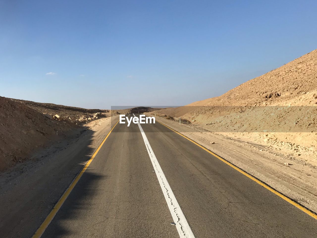 ROAD LEADING TOWARDS MOUNTAIN AGAINST SKY