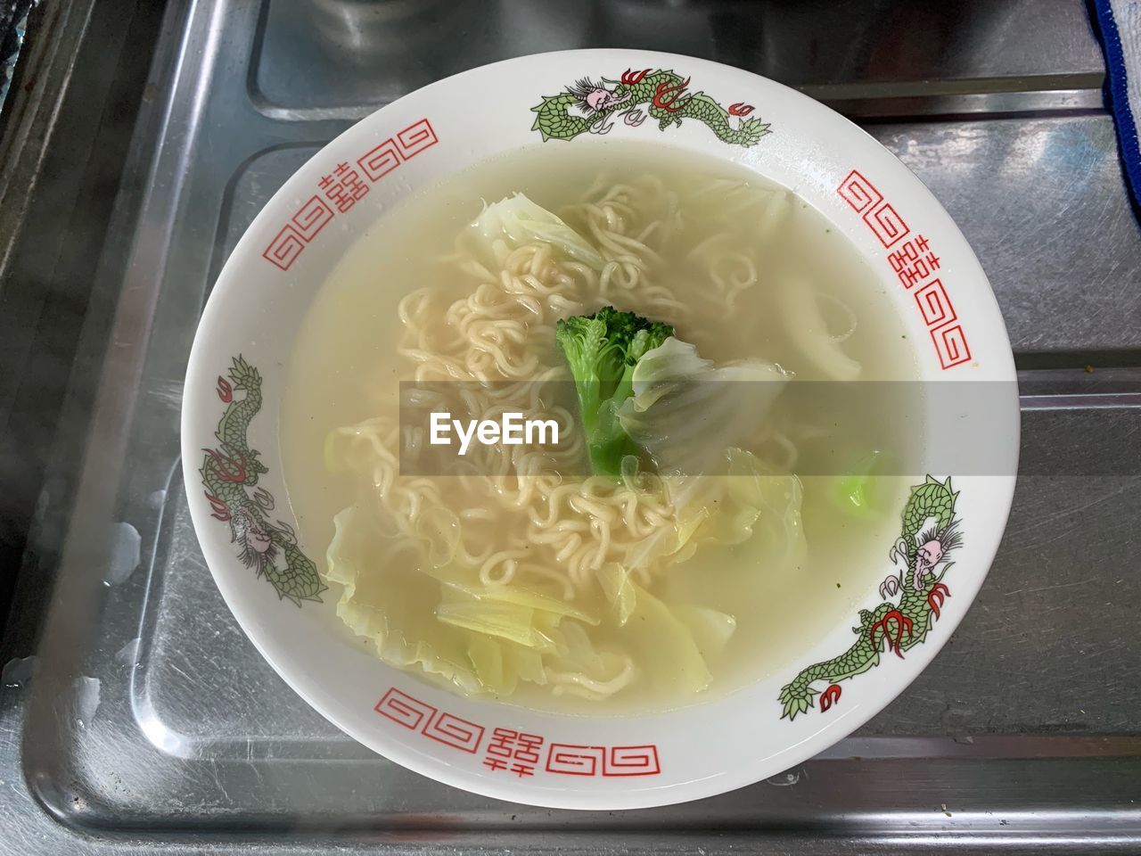 HIGH ANGLE VIEW OF SOUP SERVED IN BOWL