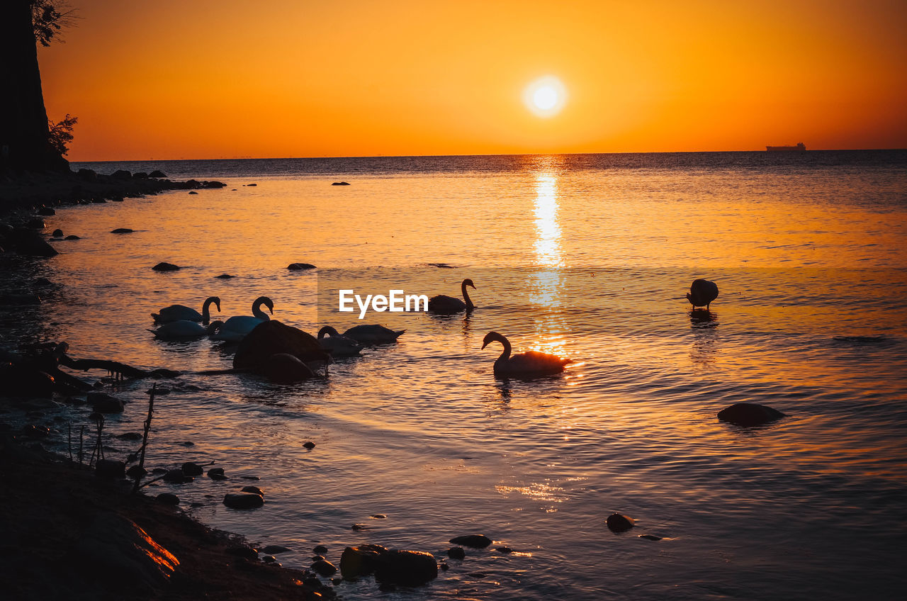 SCENIC VIEW OF SEA AGAINST SUNSET SKY