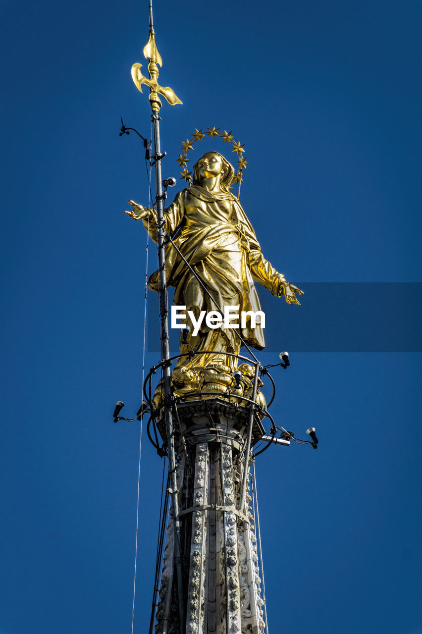 LOW ANGLE VIEW OF STATUE OF LIBERTY