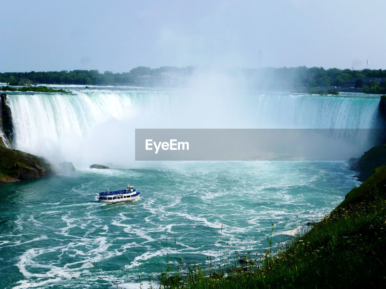 Scenic view of niagara waterfalls 