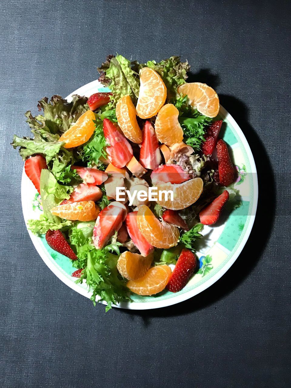 DIRECTLY ABOVE SHOT OF VEGETABLES IN PLATE