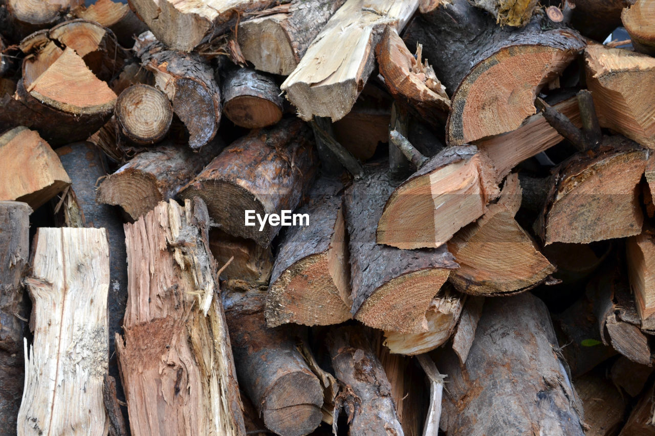 FULL FRAME SHOT OF FIREWOOD