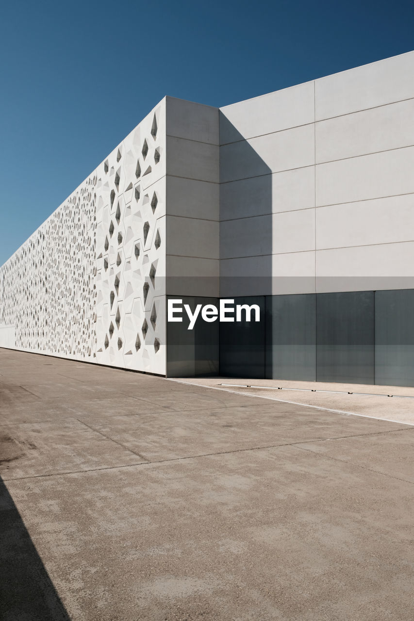 LOW ANGLE VIEW OF MODERN BUILDING AGAINST CLEAR SKY