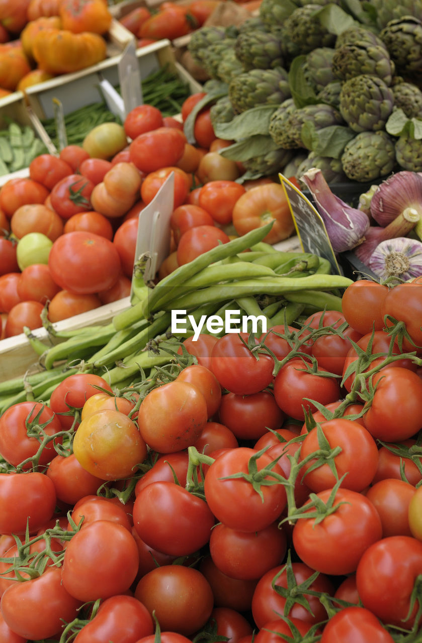 HIGH ANGLE VIEW OF VEGETABLES FOR SALE IN MARKET