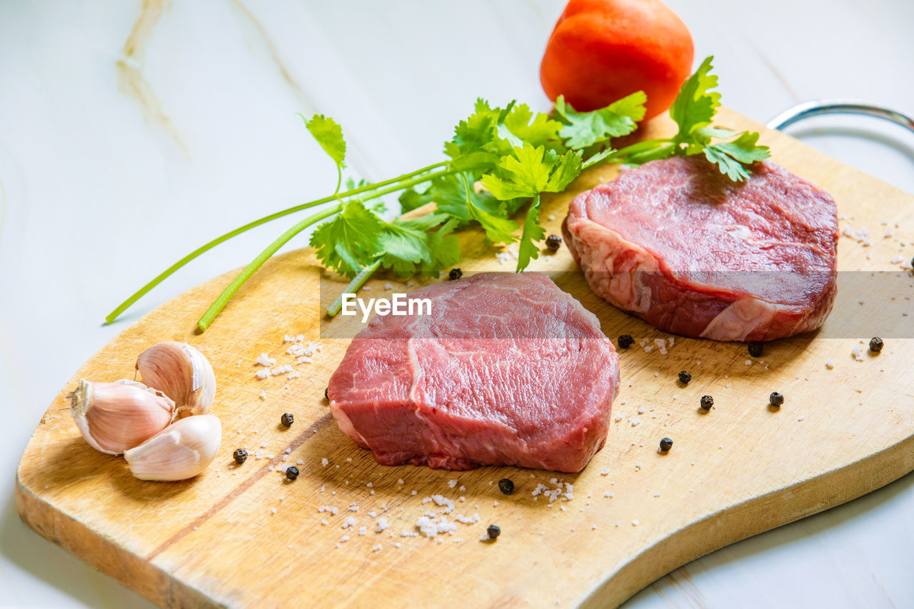 CLOSE-UP OF VEGETABLES ON TABLE