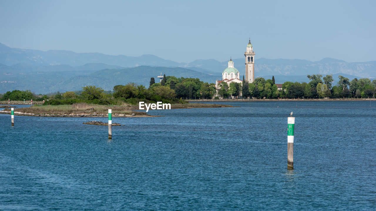 VIEW OF LIGHTHOUSE AGAINST SEA