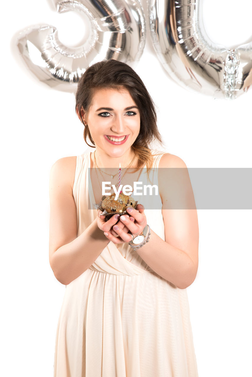 PORTRAIT OF YOUNG WOMAN WEARING HAT