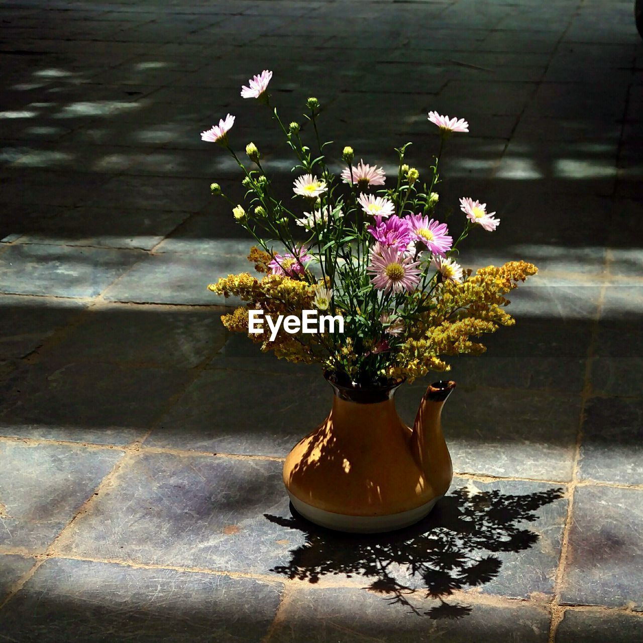 FLOWERS IN VASE ON FLOWER