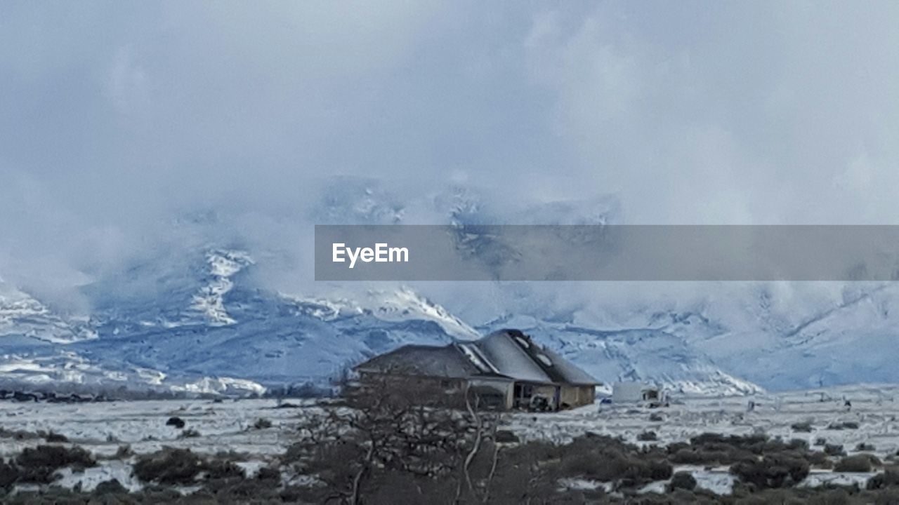 SCENIC VIEW OF SNOW COVERED MOUNTAINS AGAINST SKY