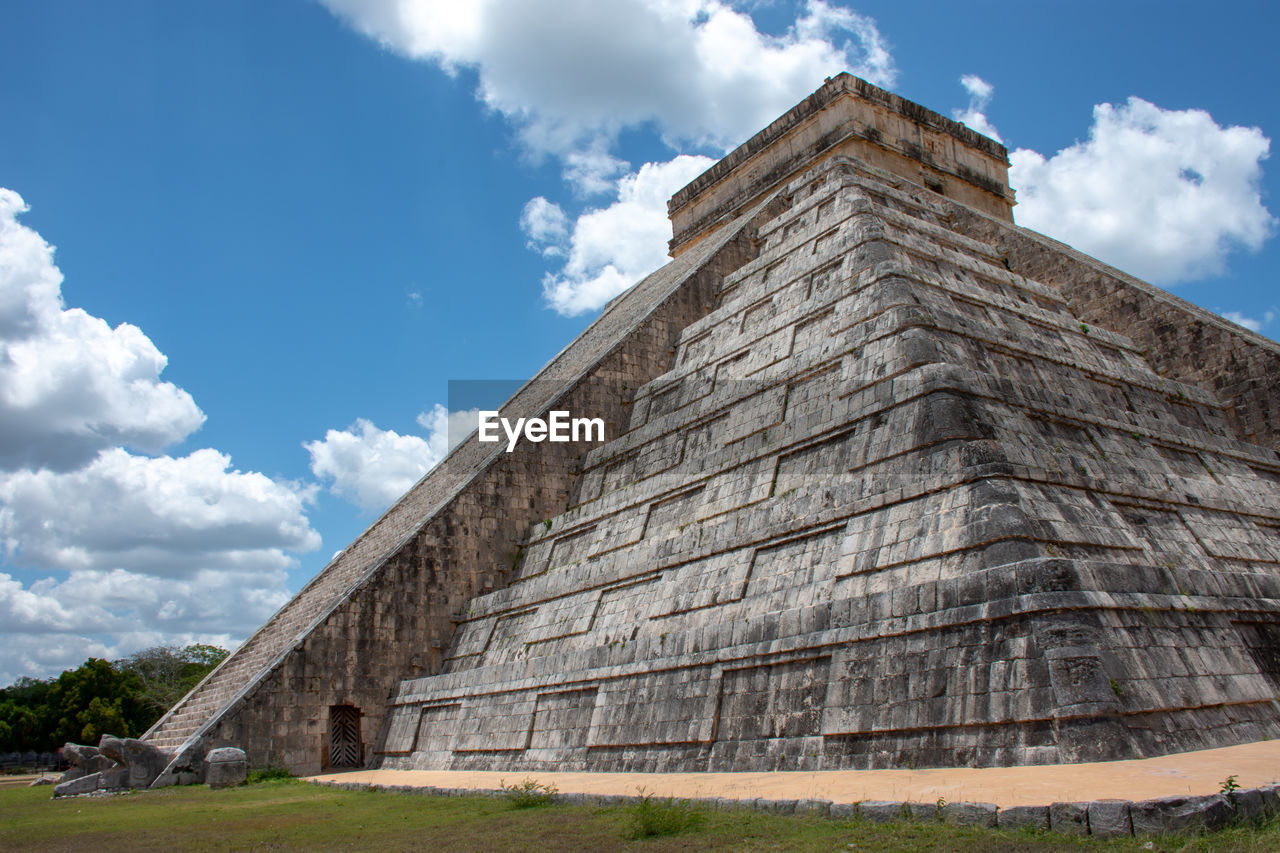 LOW ANGLE VIEW OF HISTORICAL BUILDING AGAINST CLOUDY SKY