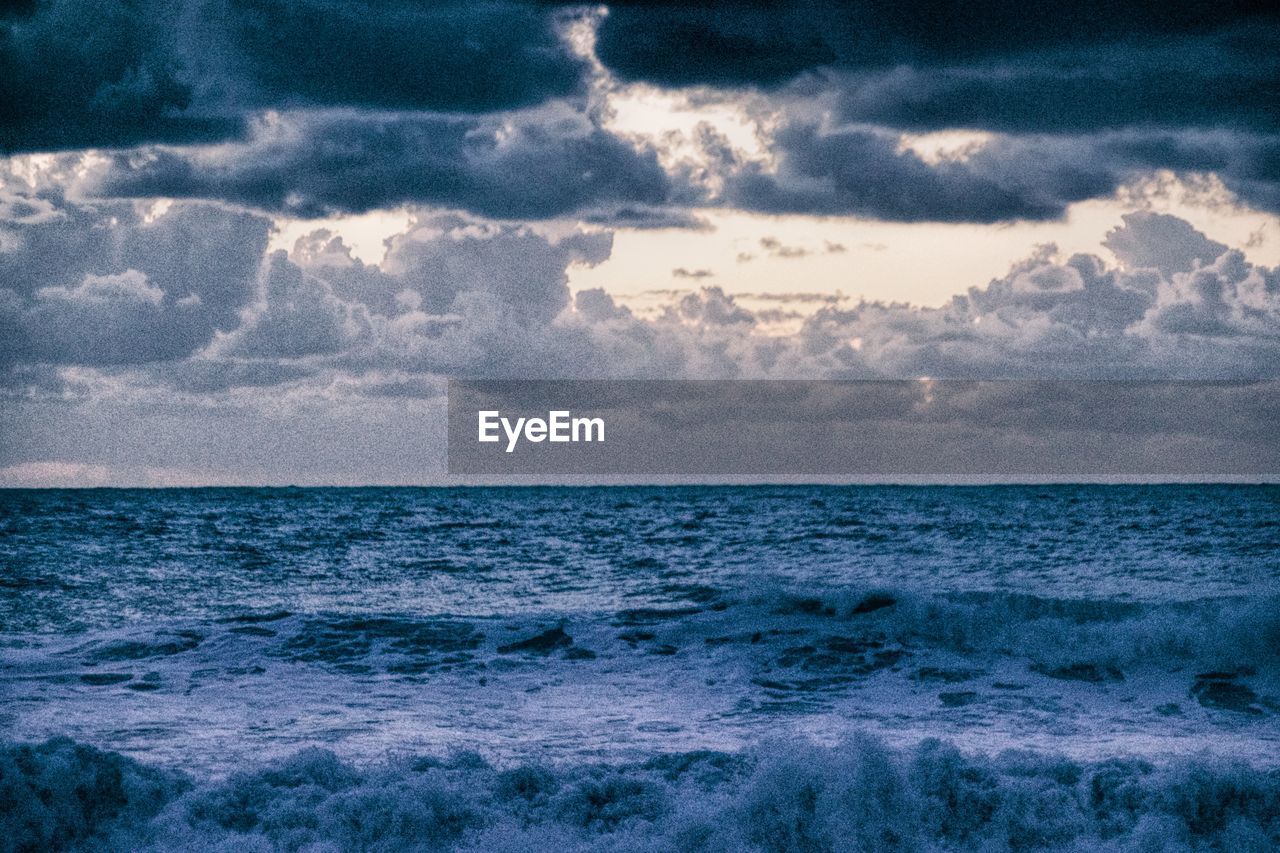 SCENIC VIEW OF SEA AGAINST SKY AT SHORE