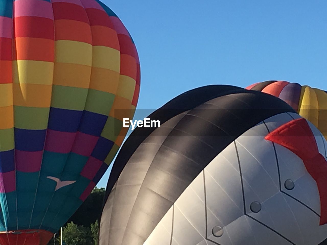 LOW ANGLE VIEW OF HOT AIR BALLOON AGAINST CLEAR SKY