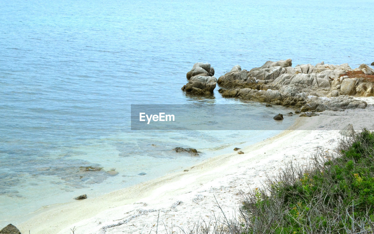 HIGH ANGLE VIEW OF ROCKS ON SHORE