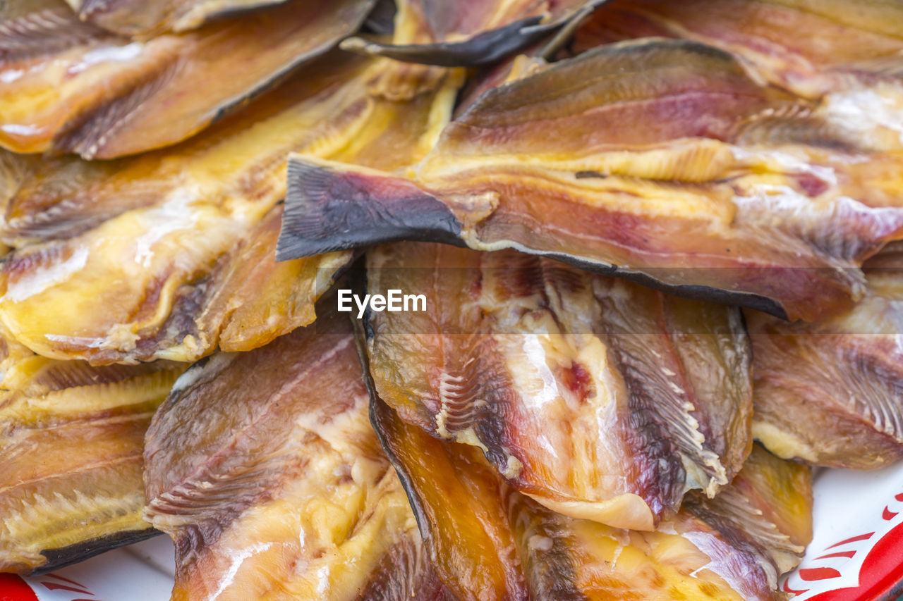 FULL FRAME SHOT OF FISH IN MARKET