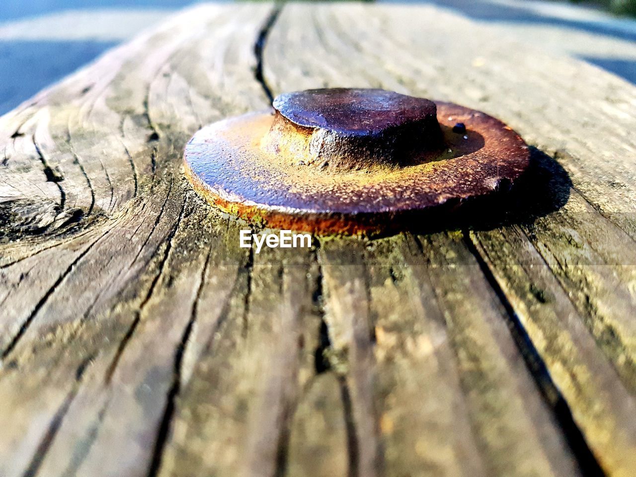 CLOSE-UP OF RUSTY CHAIN