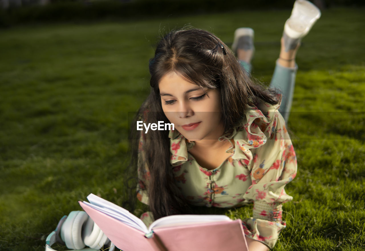 BEAUTIFUL YOUNG WOMAN READING BOOK