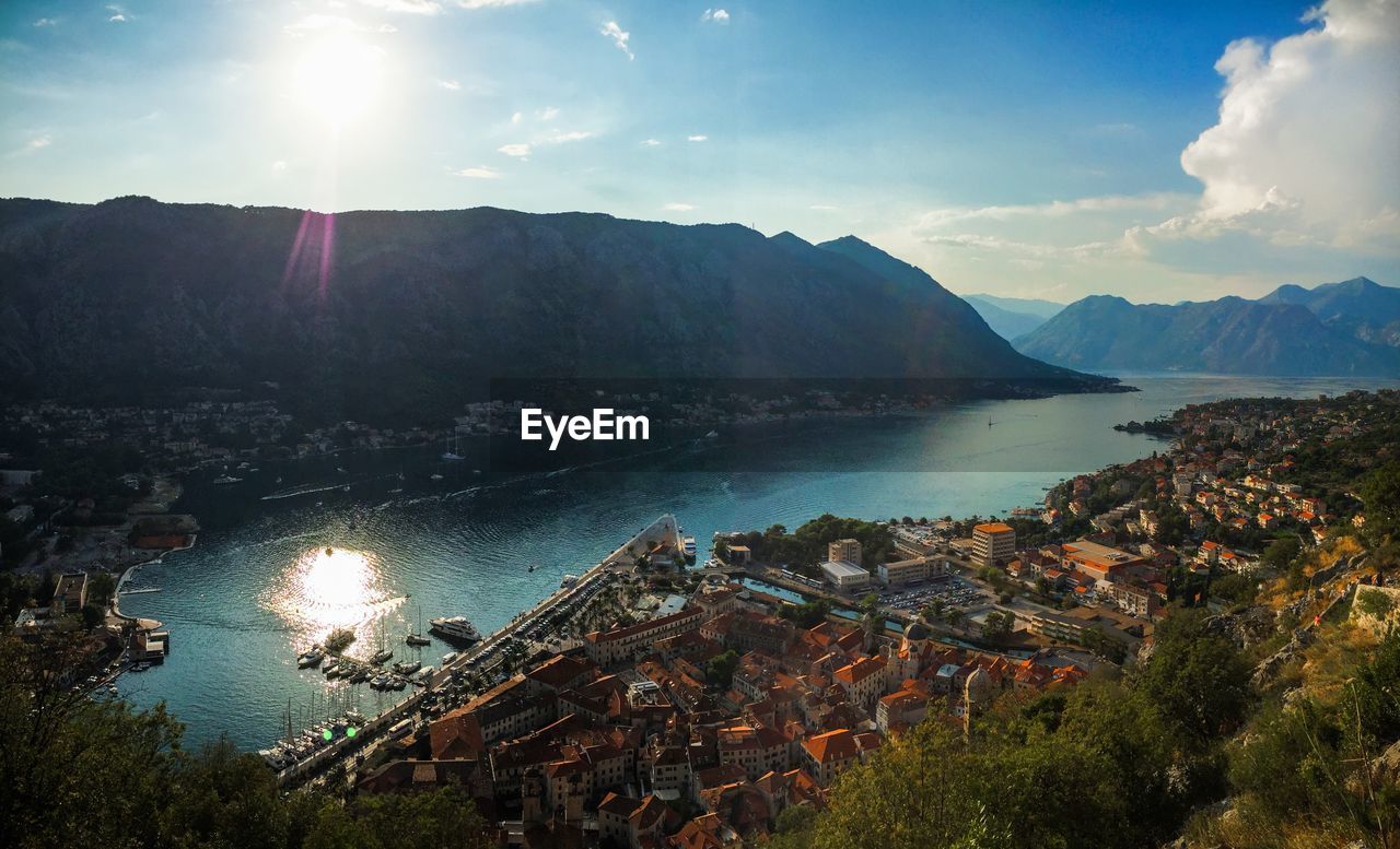 HIGH ANGLE VIEW OF TOWNSCAPE BY SEA