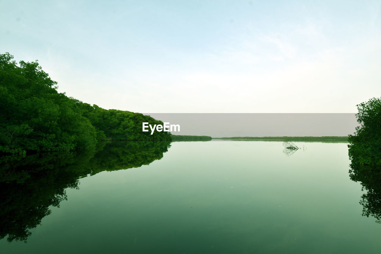 IDYLLIC VIEW OF LAKE AGAINST SKY