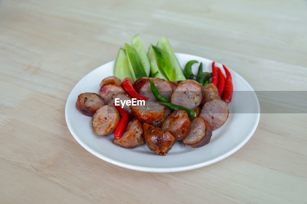 HIGH ANGLE VIEW OF FOOD ON PLATE