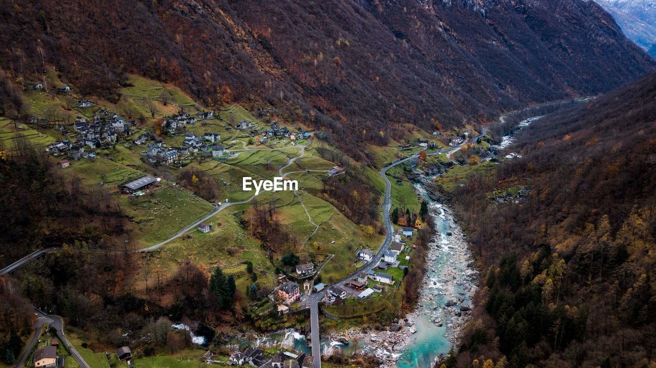 HIGH ANGLE VIEW OF RIVER AMIDST TREES