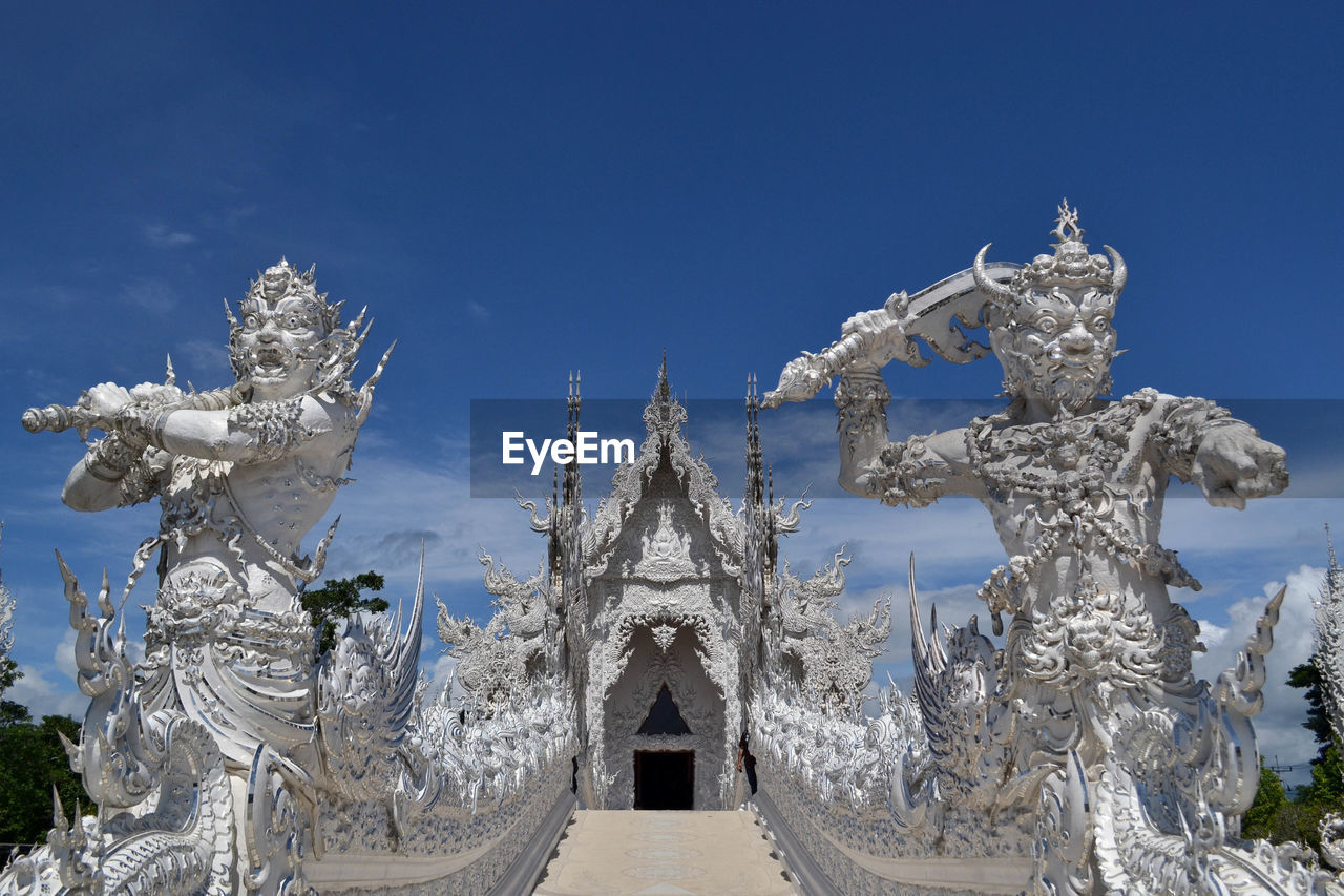 LOW ANGLE VIEW OF STATUE AGAINST SKY