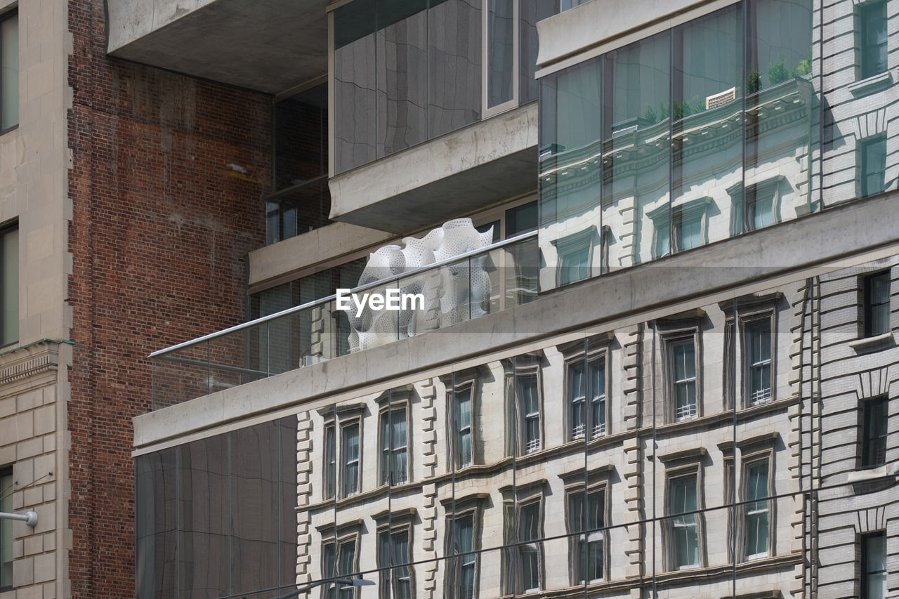 LOW ANGLE VIEW OF MODERN BUILDING