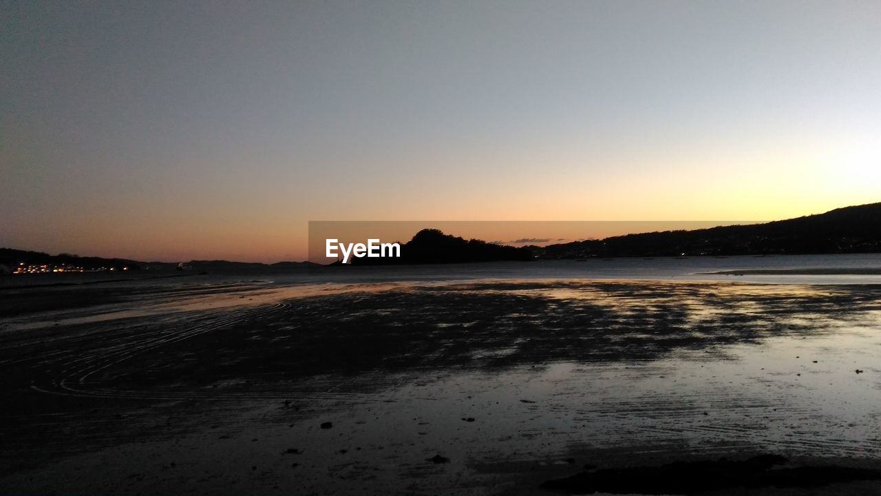 SCENIC VIEW OF SEA AGAINST SKY AT SUNSET