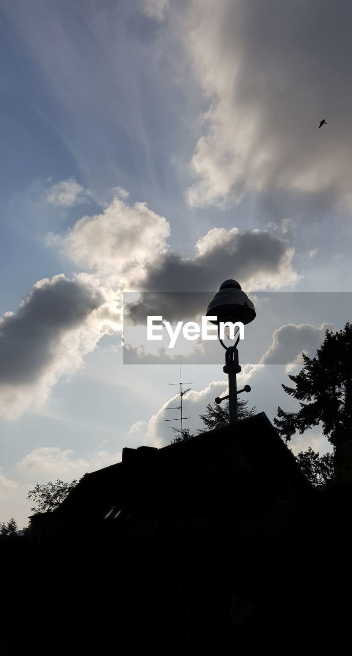 LOW ANGLE VIEW OF STREET LIGHT AGAINST BUILDING