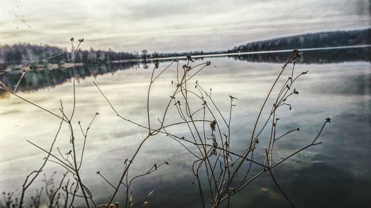 SCENIC VIEW OF LAKE AGAINST CLOUDY SKY