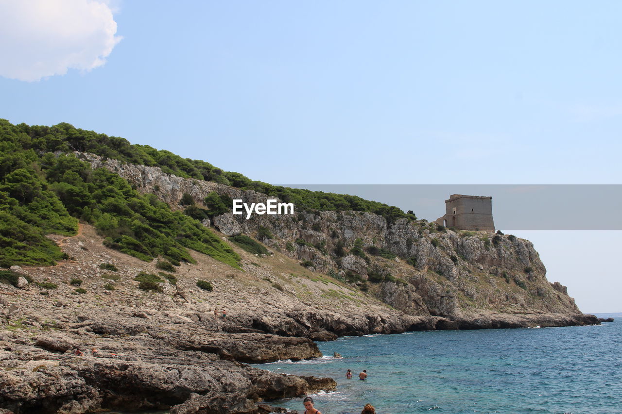 SCENIC VIEW OF ROCKS ON SEA AGAINST SKY