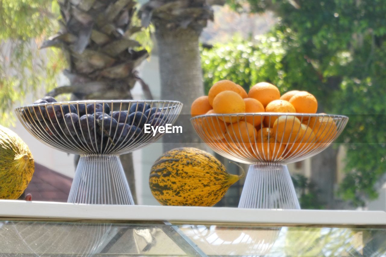 CLOSE-UP OF ORANGES ON TABLE