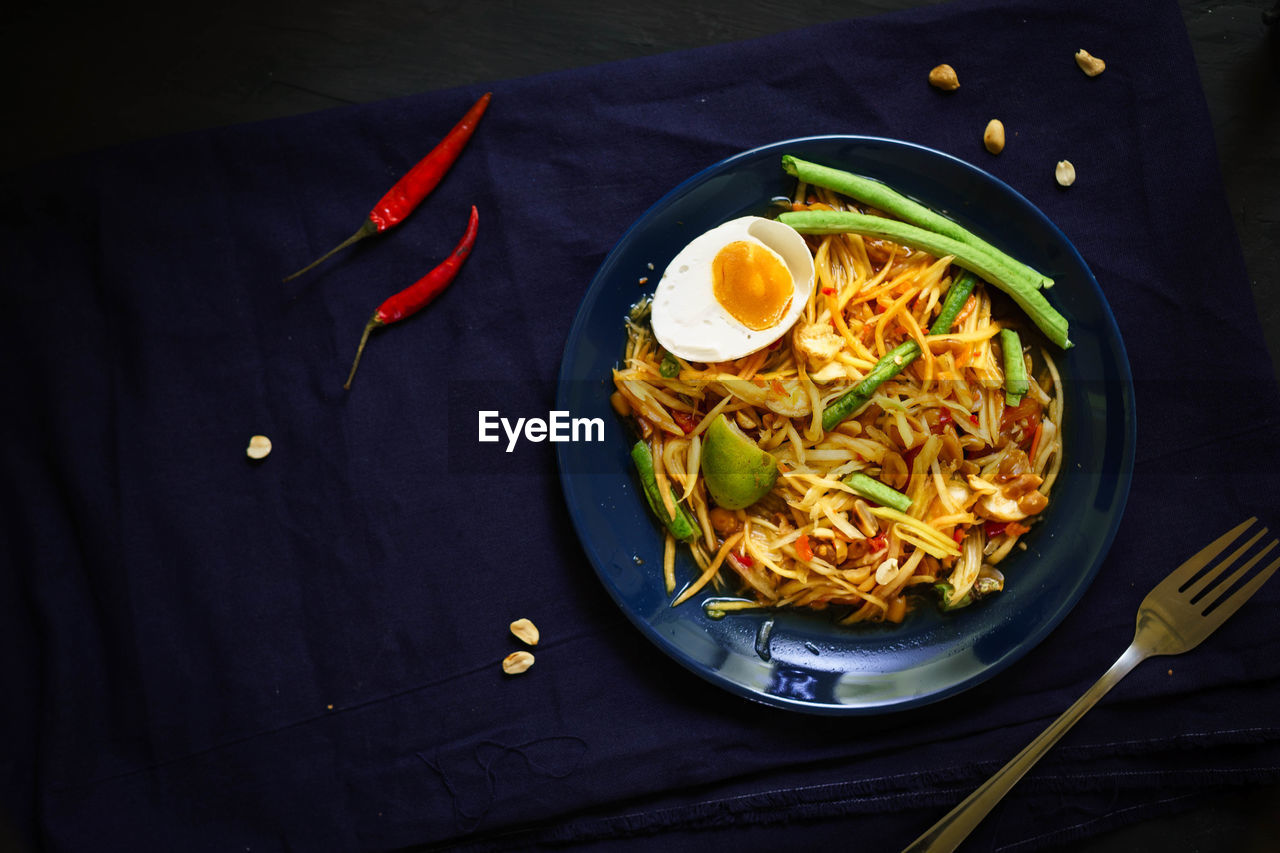 HIGH ANGLE VIEW OF VEGETABLES IN BOWL