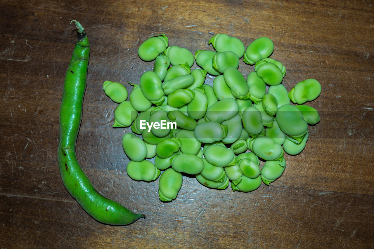 HIGH ANGLE VIEW OF GREEN CHILI ON TABLE