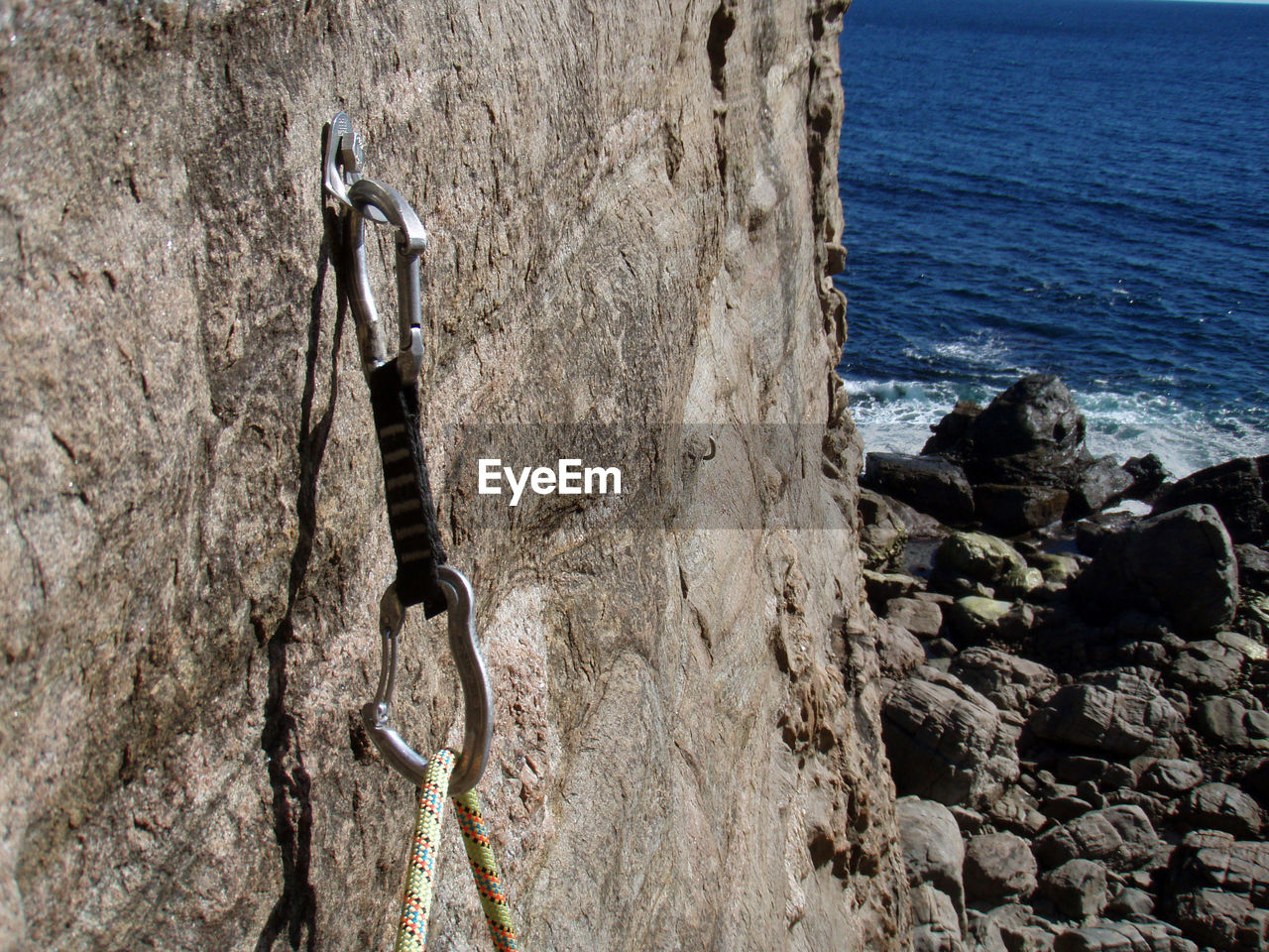 Securing the rope, safety equipment and protective measurement when climbing