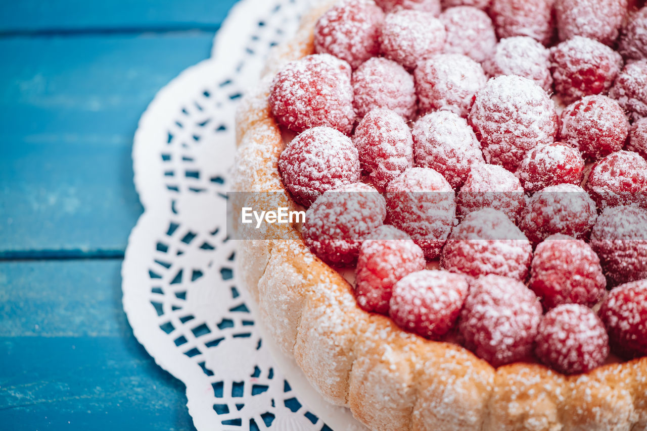 CLOSE-UP OF STRAWBERRY CAKE