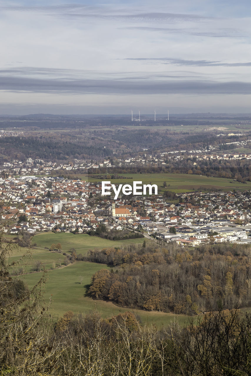 HIGH ANGLE VIEW OF BUILDINGS IN CITY