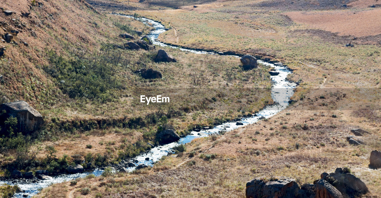 HIGH ANGLE VIEW OF ROCKS ON LANDSCAPE