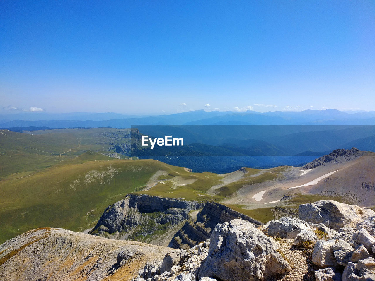 HIGH ANGLE VIEW OF MOUNTAIN RANGE AGAINST SKY