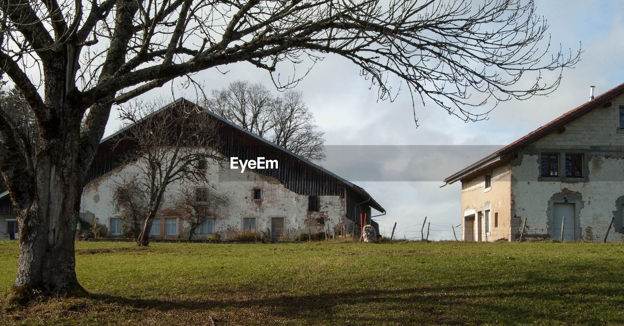 VIEW OF BARN IN FIELD