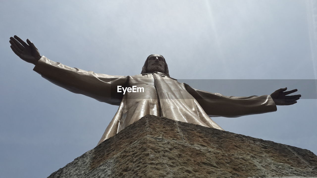 LOW ANGLE VIEW OF STATUE