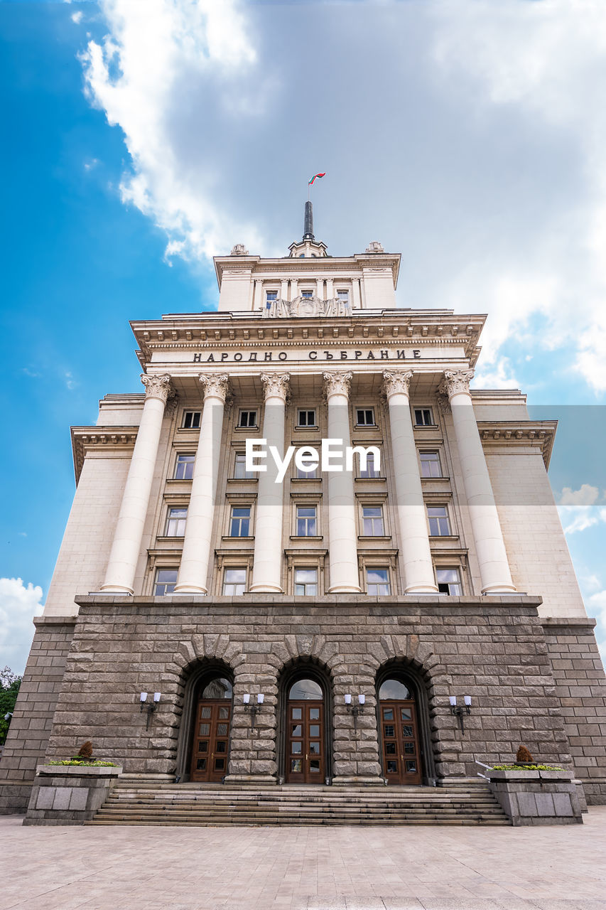 LOW ANGLE VIEW OF HISTORICAL BUILDING AGAINST SKY